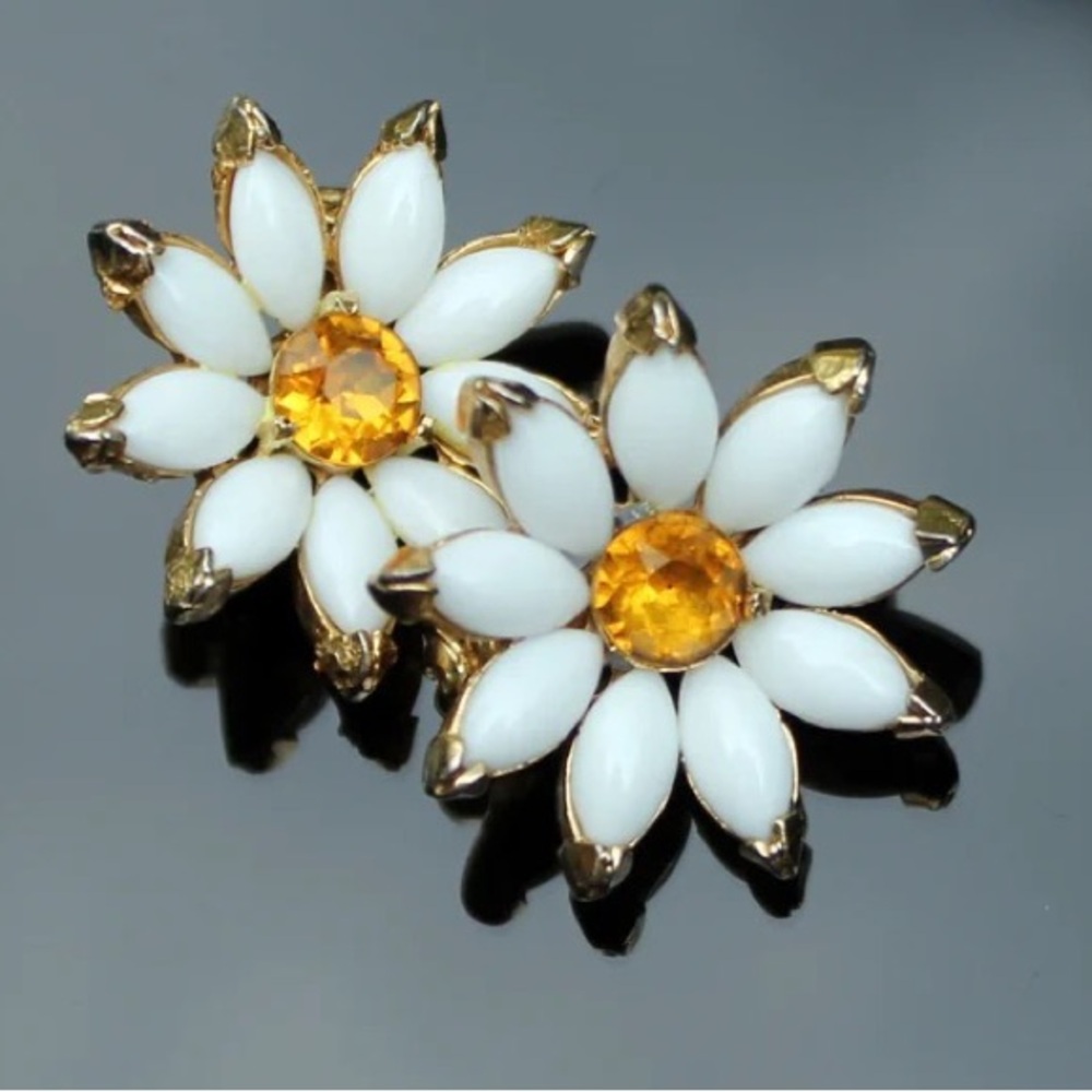 Vintage Milk glass Kramer Daisy brooch (single)